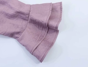Detailaufnahme der lila Vintage-Bluse mit eleganten zweilagigen Rüschendetails am Ärmel
