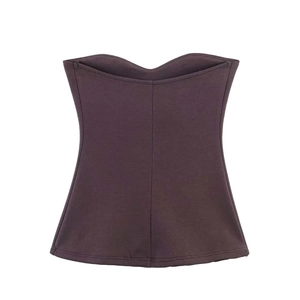 Détail du bustier marron foncé sans bretelles avec décolleté en cœur et coutures apparentes