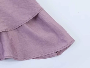 Detailansicht der lila Volantschichten mit feinen Nähten und natürlicher Textur