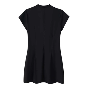 Détail du dos de la robe noire à pois avec fermeture éclair invisible et col montant