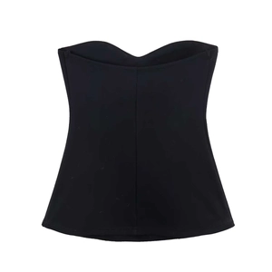 Détail du bustier noir sans bretelles avec décolleté en cœur et couture centrale