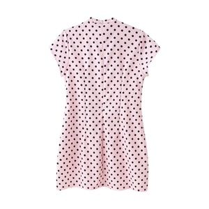 Détail de la robe rose à pois avec col montant et fermeture éclair discrète au dos