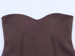 Détail d'un haut corset marron chocolat avec encolure en cœur et coutures apparentes