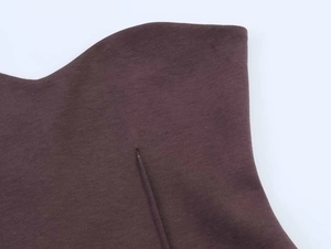 Détail de maille marron foncé avec une encolure en cœur et des coutures de haute qualité