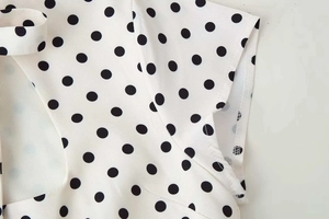 Détail du tissu à pois vintage et de la finition de couture de la robe d'été