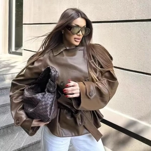 Veste en similicuir marron avec manches bouffantes, ceinture et sac à main tissé