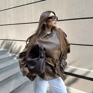 Veste en similicuir marron foncé avec ceinture nouée et coupe croisée oversize