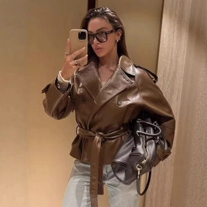 Chic trench-coat en similicuir marron foncé avec boutons croisés et ceinture à la taille