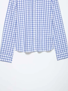 Détails d'une chemise à carreaux vichy bleu et blanc montrant boutons et texture
