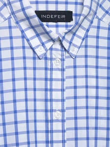 Gros plan détaillé du col et de l'étiquette de la chemise à carreaux bleus et blancs