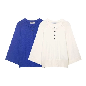Pull en tricot pour femme avec col Henley et boutons décoratifs en bleu et blanc ivoire
