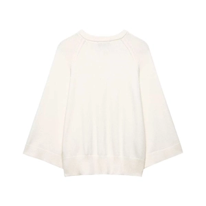 Détail de la texture tricotée et de l'ourlet côtelé de ce pull en maille Henley crème
