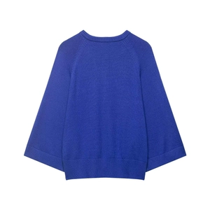 Haut en maille bleu roi à col Henley, manches raglan trois-quarts et finitions bords-côtes