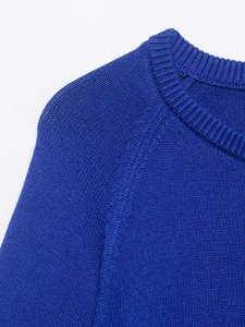 Détail du col rond côtelé et de la texture en maille fine sur ce pull bleu cobalt