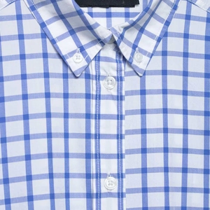 Chemise à carreaux bleu et blanc avec col boutonné et texture en coton de haute qualité