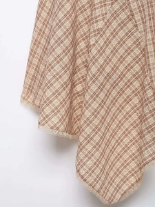 Gros plan détaillé du tissu à carreaux avec bordure en dentelle sur une robe d'été