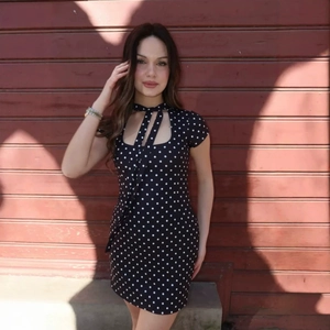 Robe courte rétro à pois noirs et blancs avec licou et taille nouée élégante