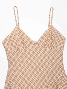 Détail de la robe d'été à carreaux avec décolleté en V et bretelles délicates