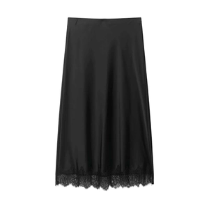 Jupe midi élégante en satin noir avec bordure en dentelle délicate et fini brillant