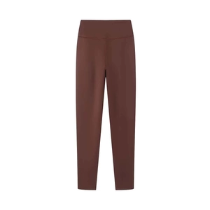 Detail of high-waist yoga leggings in dark brown with sleek elastic fabric and high-rise fit