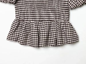 Vue détaillée du bustier smocké et du motif à carreaux vichy marron de ce haut top