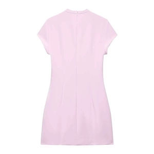 Rosa figurbetontes Minikleid mit Stehkragen, Flügelärmeln und Reißverschluss hinten