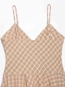 Détail d'une robe d'été à carreaux avec fines bretelles réglables et col en V