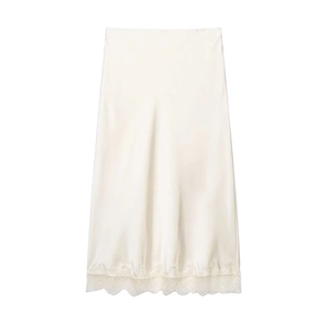 Détail de la jupe midi en satin avec bordure en dentelle et éclat perlé