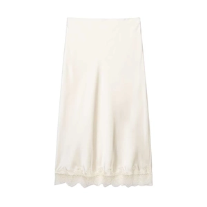 Jupe midi élégante en satin beige avec bordure en dentelle blanche sur fond blanc