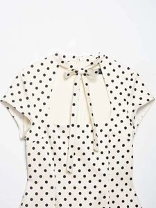 Detailansicht des Polka-Dot-Kleides mit hoher Schleife und Ausschnitt-Design am Hals