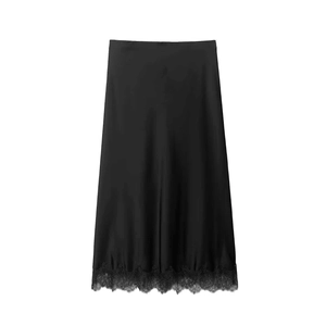 Élégante jupe midi en satin noir avec bordure en dentelle délicate et texture soie