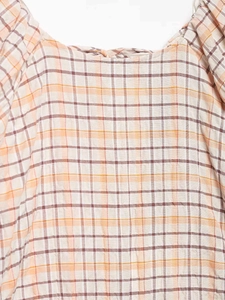 Gros plan du col à carreaux orange et marron avec texture plissée en coton respirant