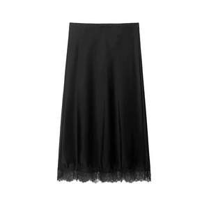 Vue détaillée de la jupe midi en satin noir avec bordure en dentelle élégante
