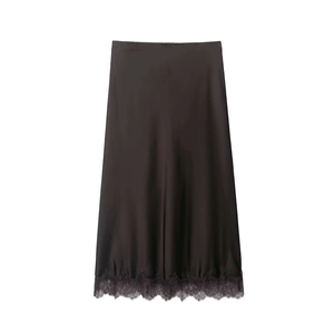 Jupe midi élégante en satin sombre avec bordure en dentelle de cils et aspect soyeux