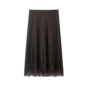 Vue détaillée d'une jupe midi en satin lisse avec bordure en dentelle élégante gris foncé