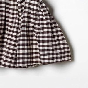 Haut vichy noir et blanc à manches bouffantes avec texture nid d'abeille et plis