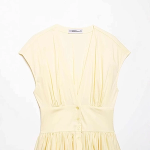 Elegant pale yellow sleeveless V-neck pleated dress with button-up waist and slim fit