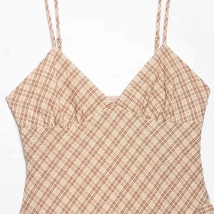 Mini robe d'été à carreaux pour femmes avec col en V en dentelle et fines bretelles