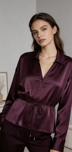 Detailaufnahme von tiefviolettem Satin-Hemdstoff mit Kordelzug und Seidentextur