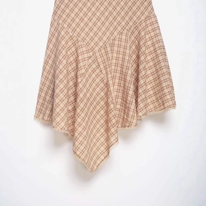 Jupe courte vintage à carreaux avec ourlet asymétrique et bordure en dentelle beige et marron