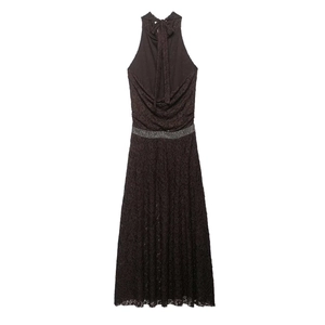 Robe longue élégante en dentelle noire avec dos nu et ceinture argentée scintillante