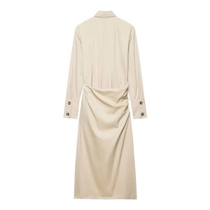 Vue arrière d'une robe midi kaki à manches longues avec plis à la taille et drapé élégant