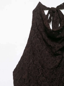 Détail du col licou élégant en dentelle marron foncé avec motifs floraux raffinés