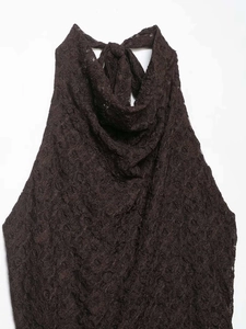 Détail de la robe licou en dentelle marron avec tissu texturé et décolleté drapé élégant