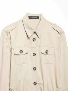 Détail de la robe midi utilitaire beige avec pattes d'épaule et boutons en écaille
