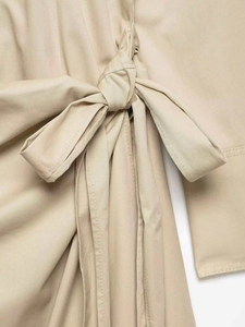 Gros plan sur la ceinture nouée de cette robe midi en sergé de couleur kaki