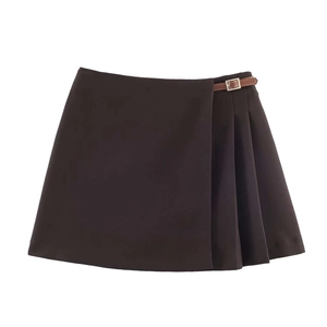 Mini-jupe portefeuille marron foncé avec plis latéraux et boucle en cuir marron
