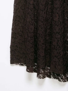Détail de l'ourlet en dentelle florale sombre et de la doublure en mesh sur cette robe