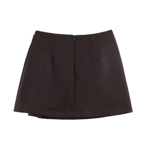 Détail d'une mini-jupe trapèze noire avec fermeture éclair invisible dans le dos
