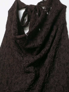 Vue détaillée du tissu en dentelle florale marron foncé et du col licou à nouer